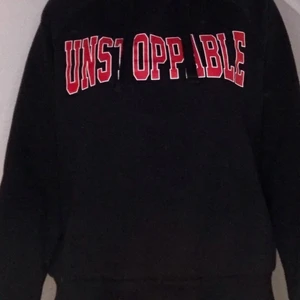 tröja me tryck - säljer denna basic tröjor me tryck. Väldigt gosigt tyg och i väldigt bra skick.