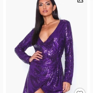 Nyårsklänning storlek 34 - Klänningen är från Nelly och är oanvänd pga att den är köpt i fel storlek. Lappar finns även kvar på klänningen. Nypris 499