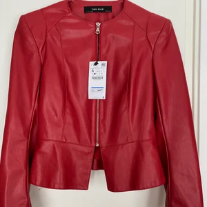 Zara jacka - Oanvänd med lapparna kvar. Skitsnygg men jag klär ej i rött. 