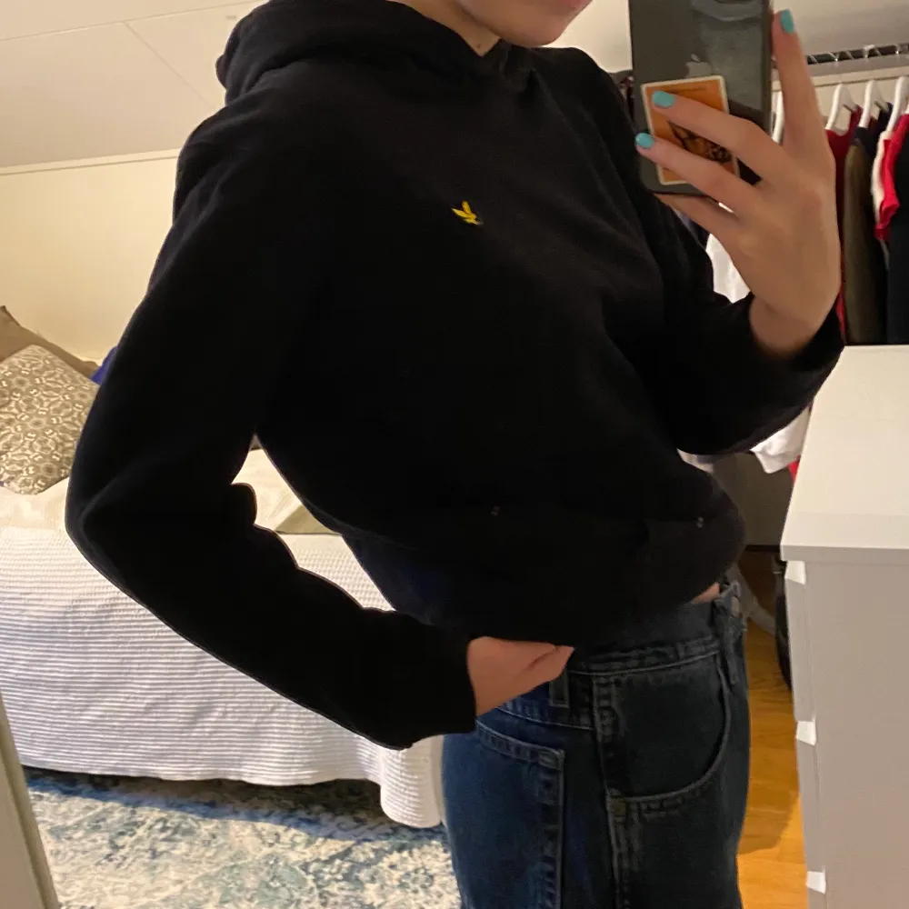 Svart lyle & scott hoodie köpt på kidsbrandstore för länge sedan, men är knappt använd. Jag har vanligtvis storlek S. Hoodies.