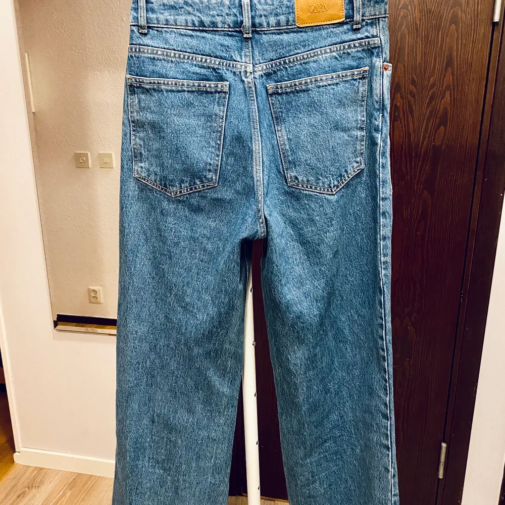 I princip nya jeans från Zara i modell 1975 Hi-Rise Wide Leg! Bara använda ett par gånger men sitter aningen tight på mig. Längden passar någon som är 164cm eller kortare. . Jeans & Byxor.