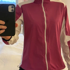 Windstopper Galvin Green - Windstopper måste väl ändå vara världens bästa plagg? Passar perfekt i vind, kyla med flera lager under och klarar även en del regn. För golfaren är det den optimala jackan att ha i bagen men den är lika användbar på promenader🏌🏼‍♀️ Reglerbar i midjan, resår i ärmarna och ficka på ryggen.  Jackan är välanvänd och har fått lite fläckar på de vita partierna. Loggorna har även spruckit en aning, se bilder. Funktionsmässigt är jackan som den var när jag köpte den. Nypris ca 2 000 kr.