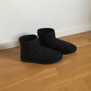 Fake UGGS - Bästa vinterskorna, är ej äkta päls men värmer extremt mycket och läcker inte in någonting!! Använt 2 gånger säljer pga förstora så jag kan köpa likadana i mindre storlek 💕