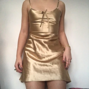 Gulligt siden nattlinne - Guldigt nattlinne! Står storlek xs i men jag själv bär s och den passar på mig. Skriv privat vid intresse. Frakt tillkommer