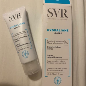Säljer denna oanvända 40ml återfuktningskräm från SVR - säljer denna oanvända 40ml återfuktnings kräm från SVR. Nypris ligger runt 200kr.  beskrivning: SVR Laboratoires HYDRALIANE Riche Moisturiser är framtagen speciellt för torr och känslig hy och arbetar för att återställa långvarig komfort och fukt.  Denna lätta, snabbabsorberande lotion innehåller fysiologiska sockerarter och 60% fysio-anpassat vatten. Den kapslar in fukt och ger en omedelbar, intensiv och kontinuerlig fukt. Förvänta dig en mjuk, smidig hy som känns välmående och pigg dygnet runt.  100% allergitestad.  Icke-komedogen.  Tillverkad i Frankrike. undrar man över något så är det bara att kontakta mig.