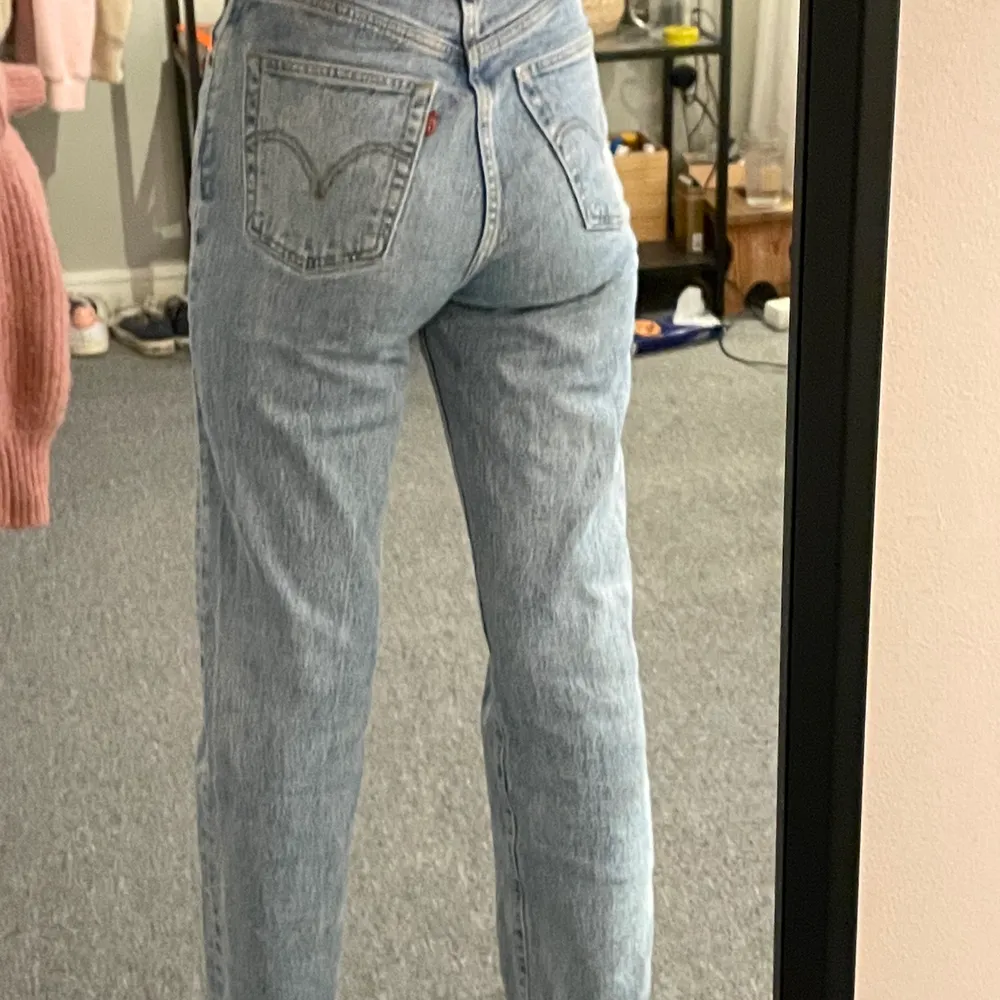 SÅÅÅ snygga Levis jeans i modellen Ribcage straight. Men de kommer knappt till använd därför säljer jag vid ett bra pris:) jag är 162cm och de passar både längre och kortare!🤩markerar såld när de är sålda, annars finns de kvar!🤩 Vill bli av med de så priset som gäller är: 506kr inklusive frakt💕💕. Jeans & Byxor.