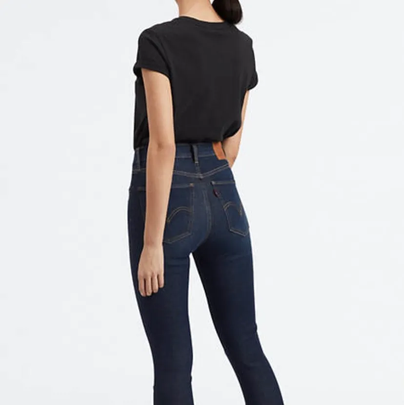 Fina Levi’s jeans i modellen Mile high super skinny, i en mörkblå färg. Väldigt fint skick förutom liten slitning på sömmen på bakfickan samt liten slitning på innerlåren (kan skicka bild privat). Jag har vanligtvis strl M/36-38 och är 165 lång, och dessa passar mig bra, lite långa. . Jeans & Byxor.