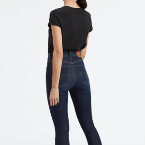 Levis jeans - Fina Levi’s jeans i modellen Mile high super skinny, i en mörkblå färg. Väldigt fint skick förutom liten slitning på sömmen på bakfickan samt liten slitning på innerlåren (kan skicka bild privat). Jag har vanligtvis strl M/36-38 och är 165 lång, och dessa passar mig bra, lite långa. 