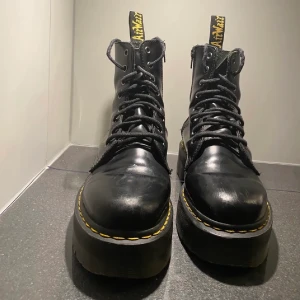Dr martens  - Säljer dr martens jadon i väldigt bra skick, köpta på plick men var för små för mig. Str 39, trolig i storleken. Nypris 2300kr. Fler bilder skickad gärna! Har du andra frågor eller funderingar är det bara att höra av sig💗🧚🏼‍♀️ kan bytas mot samma i str 40
