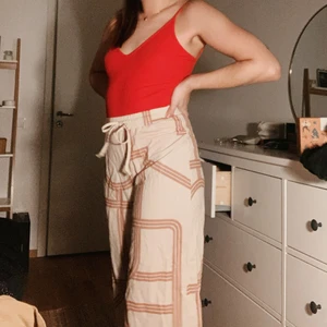 3/4 BYXOR, GINA TRICOT, Strl. S - Pösiga och jättesköna byxor från Ginatricot. Obs! Det är 3/4 och det ska dem vara, jag är 170cm och väger 64kg. 