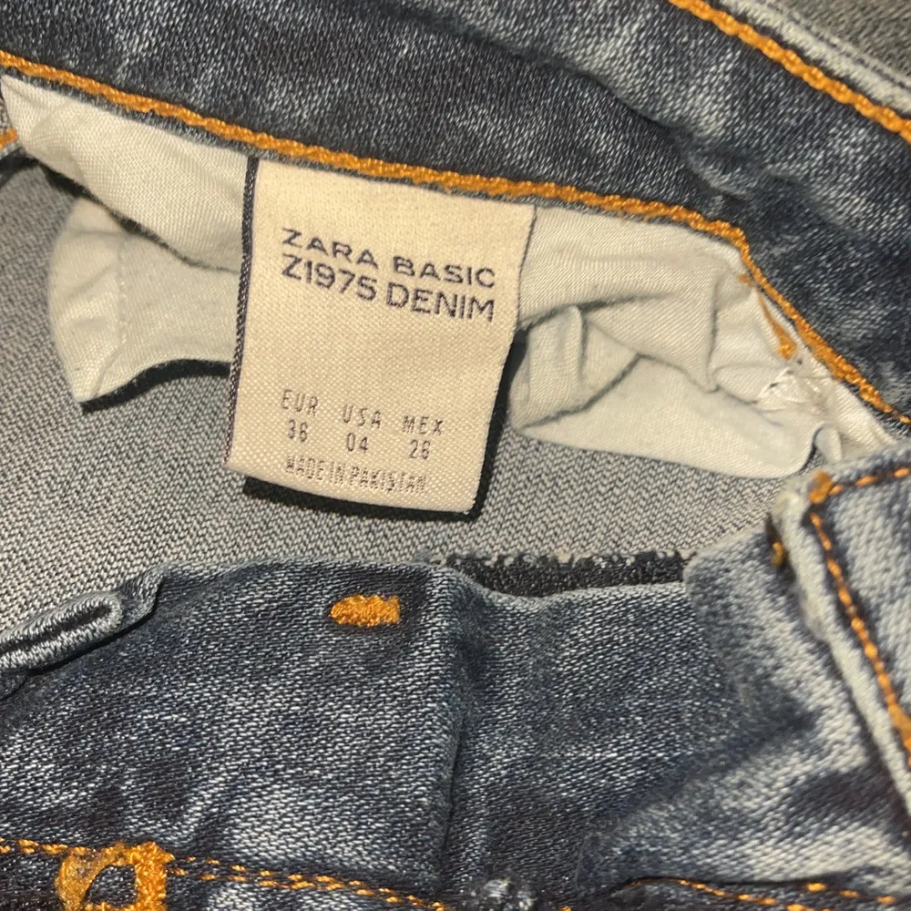 SUPERFINA denim jeans från Zara storlek S, 36 EU. Köpta för 450kr. Kom med egna bud gärna! De är använda men väldigt sparsamt! Fint skick!! För fler bilder/info skriv privat till mig :) pris ca 150kr, kan diskuteras. . Jeans & Byxor.