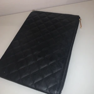 iPad fodral  - Väska jag använde som iPad fordal i 28x19 cm! Finns i centrala Uddevalla annars står köparen för frakt.