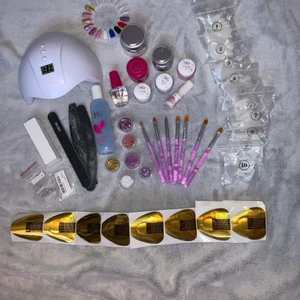 Gele kit  - ‼️OBS SPLITTRAR INTE PÅ NÅGOT‼️ Allt man behöver för att göra gelenaglar då man kan bygga egna naglar med hjälp av mallar, eller med plast tippar. Det finns 10 olika storlekar på plast tipparna och 33 mallar till att bygga egna. Det finns genomskinlig gelé, ljusrosa, röd, vit, neon blå och svart gelé. 5 glitter. 7 gelé penslar. Nail preep som man sätter på naglarna innan gelén så den sitter bättre. Två glitter. En UV-lampa så gelen stelnar.   Jag köpte allting för 2000kr totalt. Pris kan diskuteras. Budgivning om fler är intresserade🥰