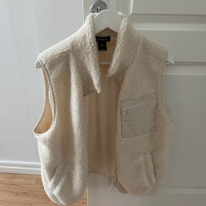 Ull väst - Fick denna västen i julklapp men använder ej, jätte fin men säljer den hellre då,