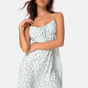 Grön klänning - BUDA I KOMMENTARERNA, ej i chatten. Superfin grön klänning med blå blommor från Motel Rocks. Aldrig använd, prislappen är kvar! Frakt: 40 kr.