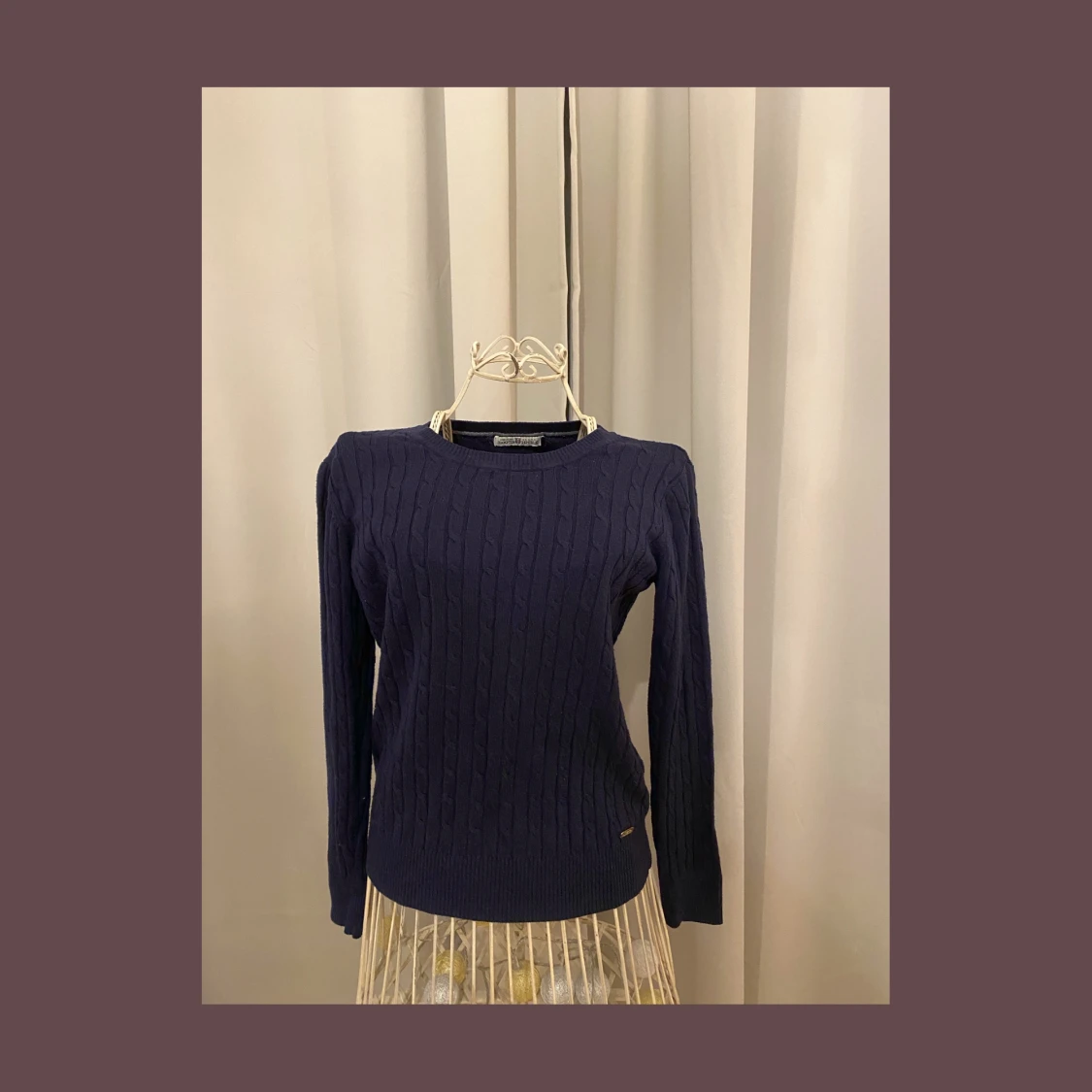 kabelstickad marinblå tröja