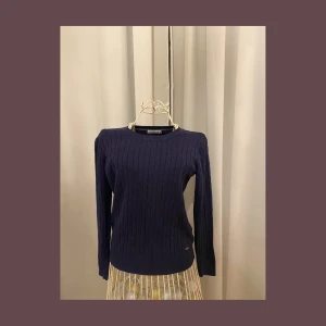 kabelstickad marinblå tröja - Kabelstickad marinblå tröja! 💙 Storlek S. Fint skick! Pris 50kr + frakt 🚚