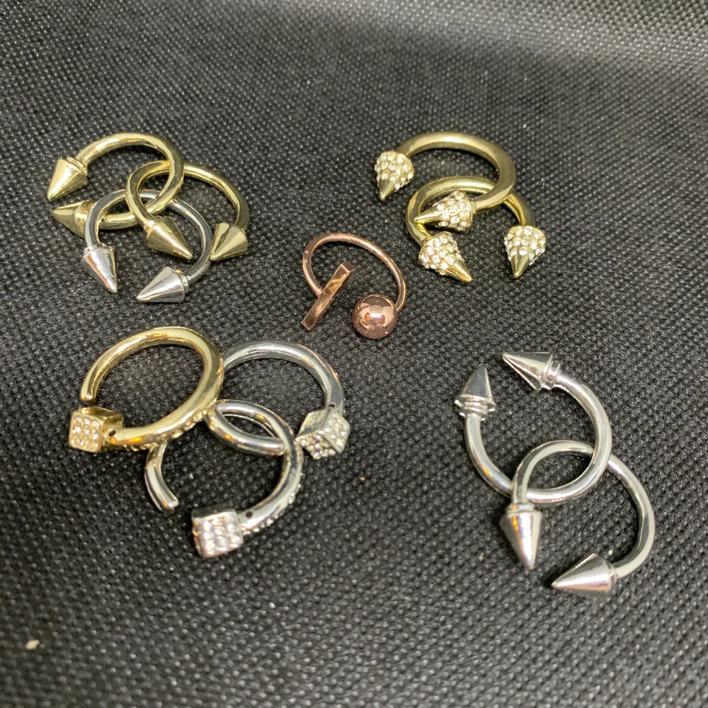 rings for both boys and girls, 40kr for one.. Accessoarer.