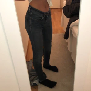 Tigerofsweden - jeans - Detta är ett par tiger of sweden jeans (äkta). Blåa & tajta lågmidjade. Passar jätte fint på rumpan. Dom är för små för mig jag tror att det är storlek S eller XS för de står inte på dom. Riktigt fin färg på dom. Använt dom 3 gånger Max.