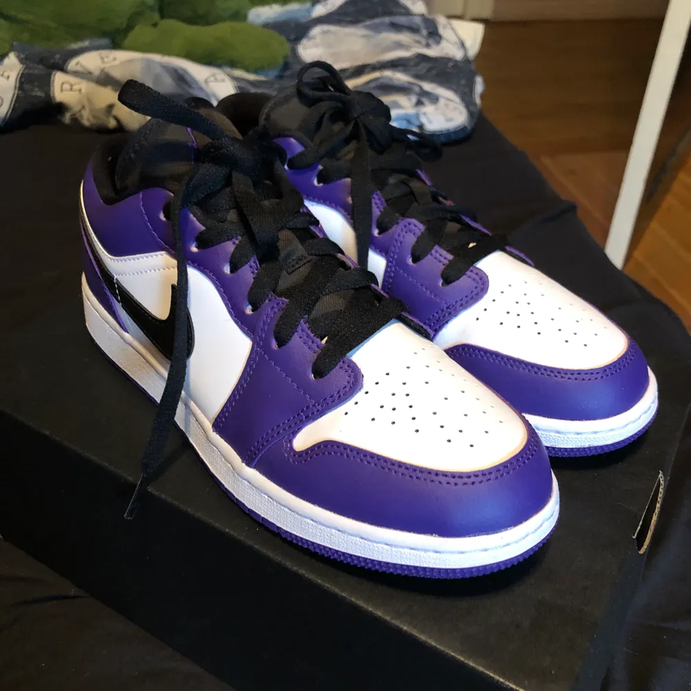 Air Jordan 1 low court purple :) endast testade! Frakten är spårbar och kostar 99kr💘 OBS många intresserade, budgivning pågår! Bud atm: 1900 + frakt . Skor.