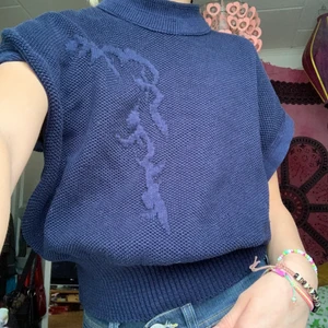 Väst - En ”väst” men ett coolt mönster både fram och bak! Marinblå