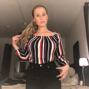 Randig & färgglad tröja  - Köpt på New Yorker förra året, storleken är X-small. Har använt tröjan 2 gånger så den är i fint skick. 