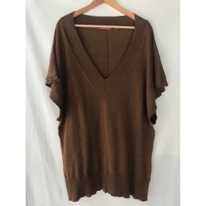 Stickat ljusbrun lång väst tröja kashmir - Oversize  deep V ljusbrun stickat lång väst tröja i kashmir/bomull blandning från Indiska.             Passar alla storlekar.                                                                  Fint skick, bara lite « ull nopprig » Längd: 77cm   Material: 95% bomull - 5% kashmir 