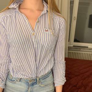 Randig blus/skjorta från Hollister 