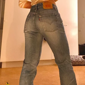 Levis low waist jeans - Köptes på secondhand, har inte använt bara provat. Jeansen är för långa för mig, skriv om ni vill ha fler bilder💕 Buda gärna 😘