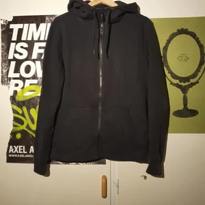 Svart zipup hoodie - Mycket bekväm svart zipup hoodie. Väldigt bra skick. Köparen står för frakten. Samfrakt erbjuds.