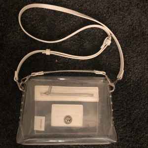 Genomskinlig väska  - Genomskinlig väska från Carin Wester med innerfack. Köparen står för frakt. 