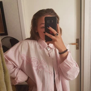 ✨✨✨ - Otroligt fin skjorta med cowboy theme. I bra skick, står ej någon storlek men uppskattar att denna är en L frakt tillkommer och bud vid flera intresserade ✨