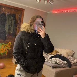 Vinter jacka  - Väldig fin och inte så gammal vinter jacka med päls på luvan (fejk) säljer ändas för inte är min stil längre men den är verkligen super mysig o ha på sig! Har 4 fickor, finns både dragkedja och knappar, köpt på h&m storlek 36/small. 40kr + frakt 📦 