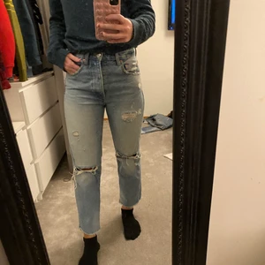 Jeans från zara - Jätte fina jeans från zara som tyvärr inte kommer till användning längre. Storlek 32 och jag är 165 cm lång🌸🌸