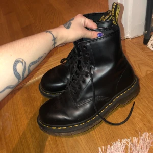 Dr.Martens Airwair kängor - Säljer mina svarta trendiga Dr.Martens kängor. Den här klassiska modellen tycker jag lätt går ihop med en klänning, byxor,kjol  - you name it! De passar typ till allt. De är i stl 39, har själv 38 men har använt de med en sula och då har det funkat! :) Martens blir gärna lite repiga, vilket man kan se på sista bilden. Därav det låga priset..