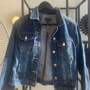 Denim Jacka  - Söt denim jacka som passar till allt, använt ett par gånger men fortfarande lika fint!