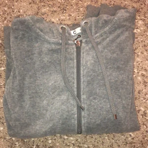 Kofta - Grå velour kofta från Cubus i strl XS. Passformen och skicket är bra. Säljes eftersom den inte kommer till användning längre. Kontakta för fler frågor/bilder. Kan mötas upp i Malmö. Finns inga fel på den. 