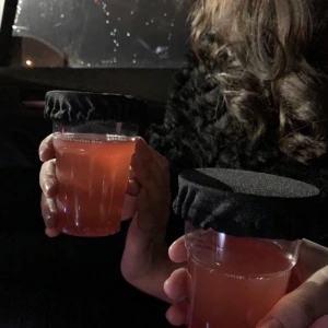 eyekup- tygöverdrag - Nu är den äntligen här! 🍸 Ett snyggt och smidigt tygöverdrag för alla. Överdraget passar det flesta glas och du kan själv välja om du vill ha med hål för sugrör eller utan! 🥂 Överdraget tvättas enkelt i maskin och går då att använda flera gånger! Att känna sig säker och ha kul samtidigt är viktigt för oss. Våra eyekups minskar risken att bli drogad! För endast 49kr blir det din! 🍾 (exklusive frakt)   Några frågor eller intresserad?  Skriv till oss så svarar vi så snabbt vi kan!! ✨🥂