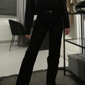 Weekday jeans row  - Säljer mina snygga weekday jeans i modellen row, as balla med vita detaljer. Använda typ 2 gånger så mkt fint skick. Raka i benen och sitter snyggt i rumpan. Sitter bra på mig som är en S/36, är 165 lång men dom är lite långa på mig :) köpte för 599