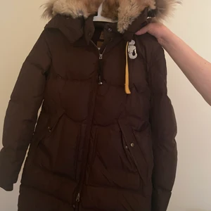 Parajumpers Longbear Medium - Modell: Longbear Färg: Mörkbrun Storlek: Medium Pris: 1000kr (prutat o klart) Hämtas upp hos mig i Skärmarbrink eller vid Skärmarbrink T-bana.