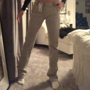 Jeans  - Hej!! 💞💞Jag säljer ett par gråa jeans som sitt super snyggt på!! Ingen av dom jag har skrivit till i komentarana har svarat. För att köpa💞💞💞 så tänker jag att 250kr + frakt kan någon får köpa för😁🥳 Den som skriver först till Mig och är seriös köpare, får köpa dom❤️💕💞 så postar jag byxorna samma dag om det är möjligt💞 köpte dom för 500kr och dom är ej använda så till o med pris lappen sitte kvar💕🥳