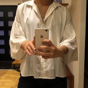 Blus - Väldigt fin och skön blus. Älskar kragen och ärmarna