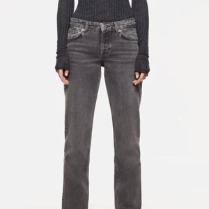 Långmidjade zara byxor - Säljer dessa supersnygga lågmidjade jeans från zara som är slutsålda på deras hemsida! Byxorna är endast testade och prislapp finns kvar, säker pga fel storlek. Buda från 200 om intresse finns:) högsta bud nu: 430(frakten ingår i priset)