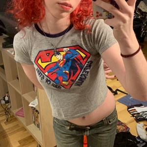 Superman Babytee DC Croptop - skön och stretchig babytee med intakt tryck! 44cm lång, 31 cm bred (kan stretchas upp till 50cm)