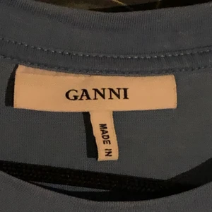 Ganni T-shirt - GANNI T-Shirt i jättefint skick och hääärlig blå färg!! 