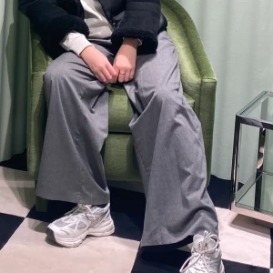 Kostymbyxor zara - Gråa kostymbyxor ifrån zara. Storlek S, passar 36-38. Finns inte att köpa längre! Tighta i midjan och långa å vida❤️ 