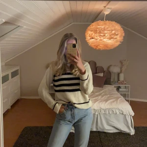 Massimo dutti stickad - Söt stickad tröja från Massimo dutti i fint skick. Jätte snygg på sommaren över en klänning eller med en söt kjol⚓️🌺