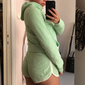 Grönt mjukisset - Ett ljusgrönt mjukisset i frotté från hollister! Supersupermysigt och ganska använt. Säljer hela setet tillsammans för 150kr!