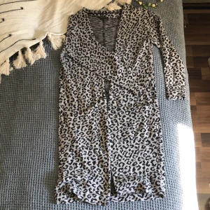 Kofta - Lång kofta i leopardmönster