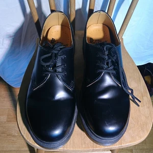 Helt nya Dr Martens - Heeelt nya Dr Martens, låg svart modell, storlek 38,kartong finns! 
